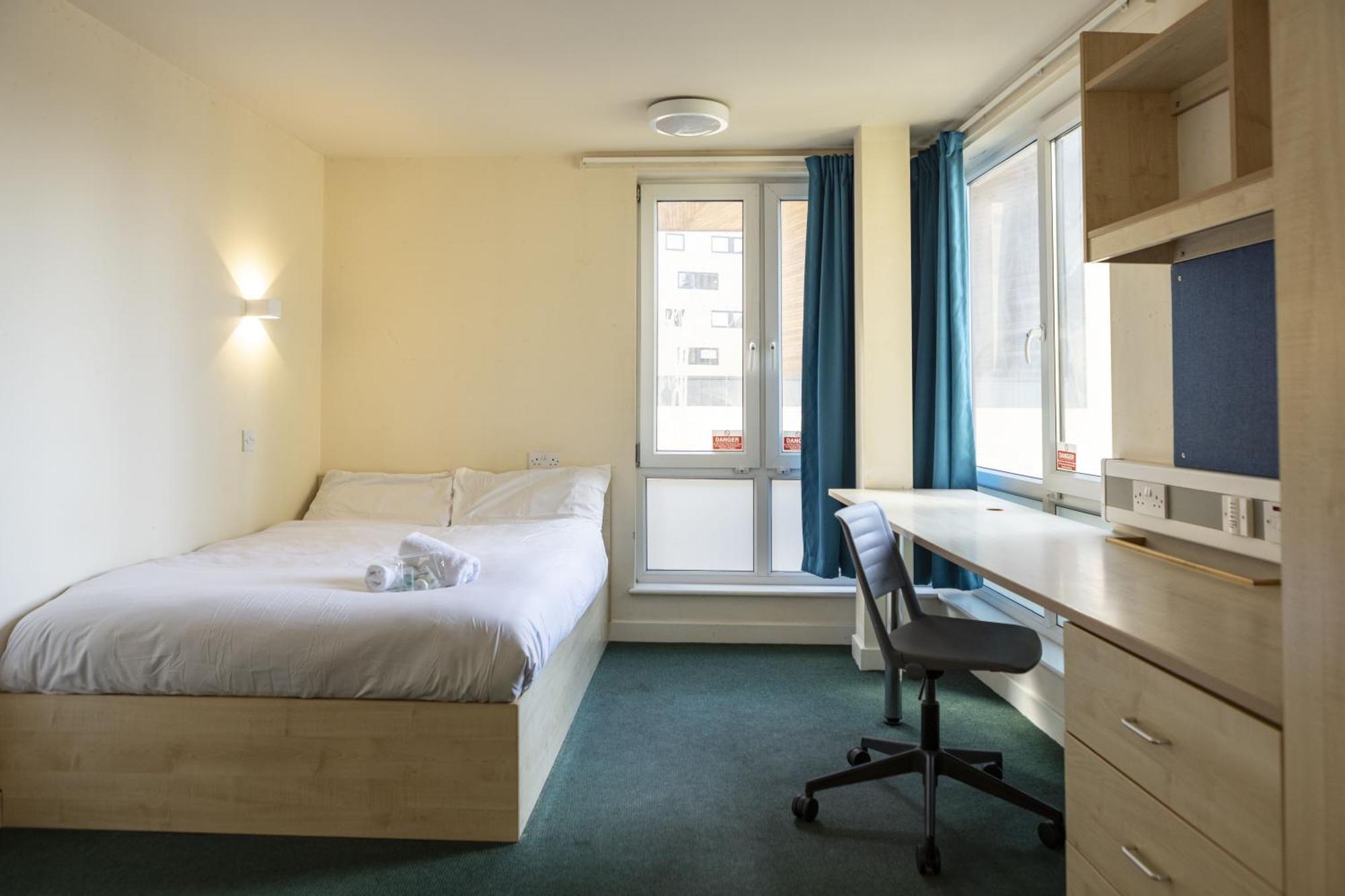 Burley Road Aparthotel Leeds  Exterior photo